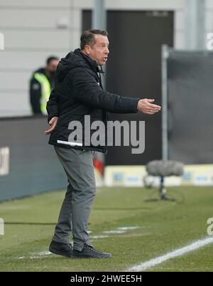 Wiesbaden, Germania. 05th Mar 2022. 05.03.2022, Brita Arena, Wiesbaden, GER, 3rd Division, SV Wehen Wiesbaden vs FC Kickers Wurzburg, le normative DFL vietano l'uso di fotografie come sequenze di immagini e/o quasi-video. Nella vettura di foto Markus Kauczinski (Wehen Wiesbaden) Credit: dpa/Alamy Live News Foto Stock