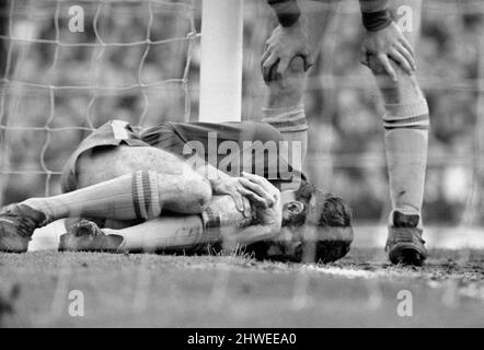 Replay finale fa Cup a Old Trafford. Chelsea 2 contro Leeds United 1 dopo il tempo extra. Il portiere del Chelsea Peter Bonetti si trova ferito nella sua bocca di palpio che gli aggrappava il ginocchio. 29th aprile 1970. Foto Stock