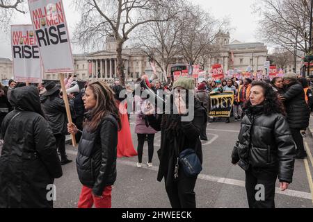 5th marzo 2022, Londra, Regno Unito. Centinaia di donne marciano dalla stazione di polizia di Charing Cross al New Scotland Yard per evidenziare i danni della polizia alle donne e per chiedere la fine della violenza contro le donne in vista della Giornata internazionale della donna del 8th marzo. Foto Stock