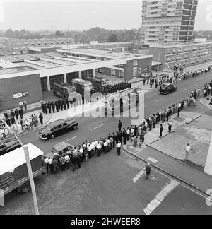 Il funerale dei cinque vigili del fuoco che sono stati uccisi a Dudgeons Wharf, East London la settimana precedente, a seguito di un'esplosione in un deposito di petrolio disutilizzato sull'Isola dei Dogs. Un blaze era scoppiato quel pomeriggio di giovedì, 17 luglio, deposito sul Tamigi, che è in fase di demolizione. Gli equipaggi antincendio arrivarono dalle stazioni di Millwall, Cannon Street e PoplarÕs Brunswick Road per assicurarsi che fosse fuori, ma una scintilla scatenò un'esplosione in uno dei carri armati, colpendo l'equipaggio (che era stato in piedi sulla parte superiore di uno dei carri armati) alla loro morte. Il servizio funerale Brigade per vigili del fuoco Mich Foto Stock