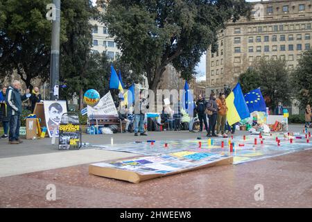 BARCELLONA, SPAGNA-5 MARZO 2022: Persone in protesta a Barcellona a Placa de Catalunya per chiedere sostegno all'Ucraina e chiedere a Putin di fermare la guerra. Foto Stock