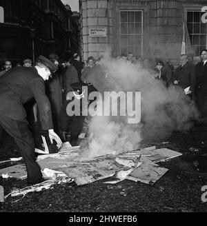 Le marce anti Rhodesia uniscono le forze. Mentre circa 2000 persone hanno lasciato Hyde Park Corner, dietro la bandiera della Black People's Alliance, altri 1000 hanno marciato dietro la bandiera anti-Rhodesiano - tutto in un'unica colonna. Effigi e manifesti sul fuoco - polizia che mette fuori le fiamme. 12th gennaio 1969. Foto Stock