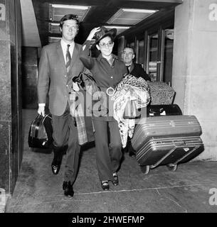 Roger Moore e sua moglie Luisa si dirigono verso la loro luna di miele. 13th aprile 1969. Foto Stock