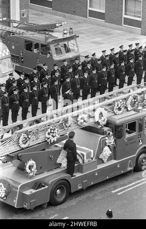 Il funerale dei cinque vigili del fuoco che sono stati uccisi a Dudgeons Wharf, East London la settimana precedente, a seguito di un'esplosione in un deposito di petrolio disutilizzato sull'Isola dei Dogs. Un blaze era scoppiato quel pomeriggio di giovedì, 17 luglio, deposito sul Tamigi, che è in fase di demolizione. Gli equipaggi antincendio arrivarono dalle stazioni di Millwall, Cannon Street e PoplarÕs Brunswick Road per assicurarsi che fosse fuori, ma una scintilla scatenò un'esplosione in uno dei carri armati, colpendo l'equipaggio (che era stato in piedi sulla parte superiore di uno dei carri armati) alla loro morte. Il servizio funerale Brigade per vigili del fuoco Mich Foto Stock