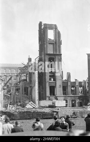 Gli esperti esplosivi del 3rd Field Squadron of Royal Engineers demoliscono una torre di 130 piedi chiamata 'Big Lizzie' , parte di un magazzino devastato nella zona di Rriot Wrecked Falls Road di Belfast, Irlanda del Nord.23rd settembre 1969. Foto Stock