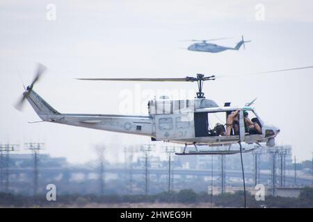 Bell Huey e elicottero di trasporto in aria portando truppe e forze speciali nella zona di combattimento Foto Stock