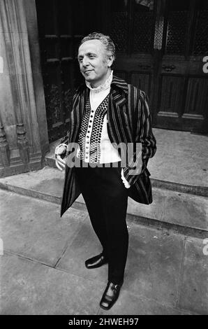 Leo Abse ha raffigurato indossando il suo costume da giorno di bilancio fatto di tweed gallese. 15th aprile 1969. Foto Stock