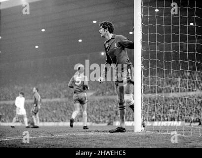 Replay finale fa Cup a Old Trafford. Chelsea 2 contro Leeds United 1 dopo il tempo extra. Il portiere del Chelsea Peter Bonetti con le ginocchia stringate dopo la ferita si guarda ansiosamente dal suo palco. 29th aprile 1970. Foto Stock