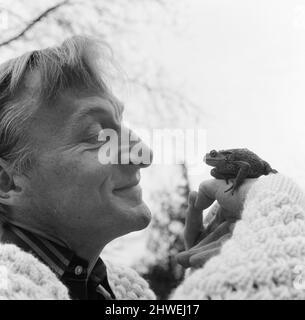 Catweasel e stoats, nuova serie televisiva LWT Children's, protagonista Geoffrey Bayldon come personaggio del titolo Catweasel, un eccentrico mago del 11th secolo che accidentalmente viaggia nel tempo fino all'anno 1969. La nostra foto mostra, Geoffrey Bayldon con la sua famiglia, un rospo chiamato Touchwood, che caratterizza nello spettacolo. Foto Stock