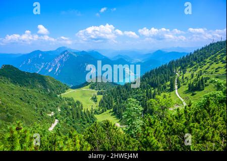 Vista dal monte Herzogstand al lago Walchensee - vicino a Kochel am See - splendida destinazione di viaggio in Baviera, Germania Foto Stock