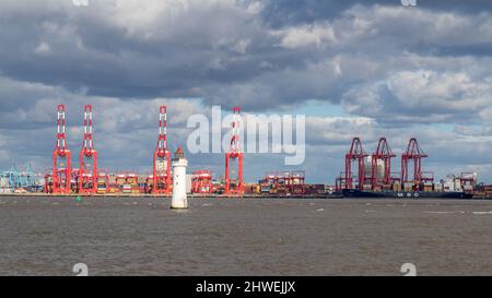 Alta marea intorno al faro di Perch Rock nell'estuario di Mersey, raffigurato di fronte al molo di Liverpool nel marzo 2022. Foto Stock