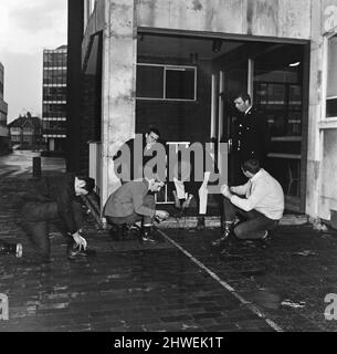 La polizia di Southend ha fermato tutti i possibili creatori di problemi, facendoli rimuovere bottoni, bretelle e cinture da raccogliere più tardi quella sera alla stazione locale. Immagini mostra: Alcuni dei skinheads che hanno avuto i loro bretelle e lei si rifanno i loro effetti personali dal quartier generale della polizia. 30th marzo 1970. Foto Stock