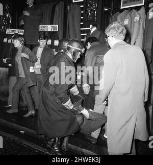 Le marce anti Rhodesia uniscono le forze. Mentre circa 2000 persone hanno lasciato Hyde Park Corner, dietro la bandiera della Black People's Alliance, altri 1000 hanno marciato dietro la bandiera anti-Rhodesiano - tutto in un'unica colonna. 12th gennaio 1969. Foto Stock