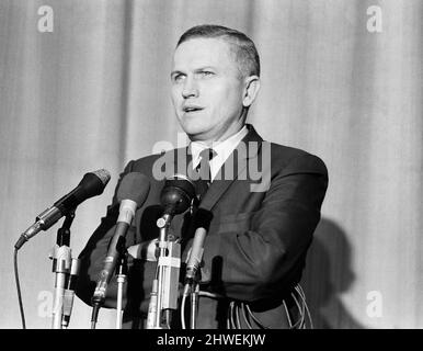 Il colonnello Frank Borman, l'astronauta della NASA e il comandante Apollo 8, il primo veicolo spaziale con equipaggio a lasciare un'orbita terrestre bassa, raggiungere la Luna, orbitarla e tornare (dicembre 1968), raffigurato durante la conferenza stampa presso l'Ambasciata americana di Londra, lunedì 3rd febbraio 1969. Frank Federico Borman II Foto Stock