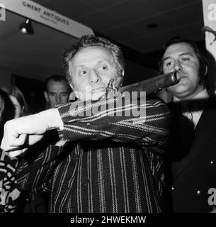 Leo Abse MP, apre la fiera dell'antiquariato all'Angel Hotel, Cardiff, Galles. Nella foto, guardando un'arma. 13th aprile 1970. Foto Stock