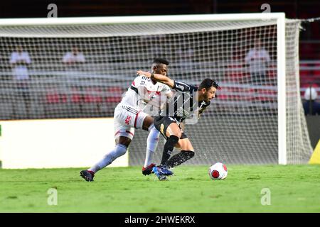 SAO PAULO/SP - 5 MARZO: Léo di São Paulo combatte per la palla con Giuliano di Corinzi durante la partita Campeonato Paulista A1 tra São Paulo e Corinzi allo Stadio Cícero Pompeu de Toledo il 5 marzo 2022 a Sao Paulo, Brasile. (Foto di Leandro Bernardes/Pximages) Foto Stock