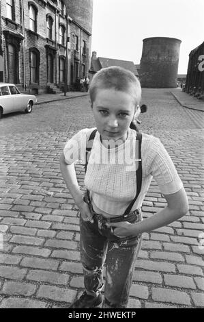 L'adolescente di diciassette anni Janet Askham pone in strada a casa sua a Huddersfield, West Riding of Yorkshire. 6th giugno 1970. Foto Stock