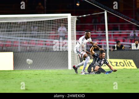 SAO PAULO/SP - 5 MARZO: Léo di São Paulo combatte per la palla con Giuliano di Corinzi durante la partita Campeonato Paulista A1 tra São Paulo e Corinzi allo Stadio Cícero Pompeu de Toledo il 5 marzo 2022 a Sao Paulo, Brasile. (Foto di Leandro Bernardes/Pximages) Foto Stock