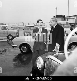 Prince Charles, Principe del Galles all'aeroporto di Heathrow, 10th marzo 1970. Il Principe di Galles si metterà in pari con il Partito reale, attualmente in tour nell'emisfero meridionale, il 12th marzo a Wellington, Nuova Zelanda. Foto Stock