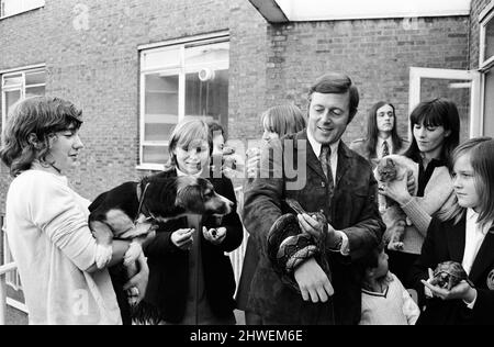 In preparazione al Daily Mirror National PET Show che si tiene ad Alexandra Palace, i concorrenti e i loro animali si sono riuniti con l'annunciatore della BBC Michael Aspel per un briefing preliminare prima dello spettacolo. 16th ottobre 1970. Foto Stock