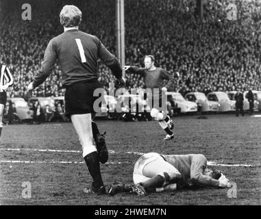 Rangers 0-0 Newcastle United, Inter-Cities Fairs Cup Semifinale, 1st gambe, partita di calcio all'Ibrox Stadium, mercoledì 14th maggio 1969. La nostra foto mostra ... L'arbitro John Adair punta al punto di penalità dopo che il portiere di Newcastle IAM McFaul aveva imbrattato i Rangers Winger Orjan Persson. Foto Stock