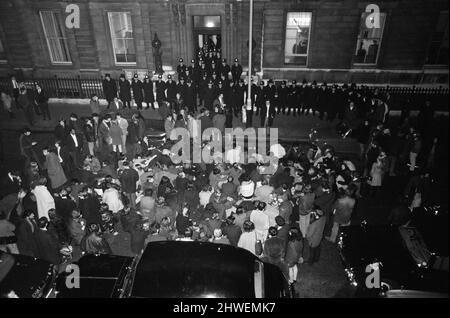 La London School of Ecomonics (LSE) si siede in dimostrazione. Gli studenti sfrattati dall'LSE effettuano una protesta sit down fuori dalla stazione di polizia di Bow Street quando alcuni dei loro numeri sono stati portati lì. Alcuni del pubblico fromCovent Garden si sono presi nella protesta. . 24th gennaio 1969. Foto Stock