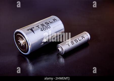 4680 Tesla Battery Cell è un nuovo fattore di forma, San Pietroburgo, Russia, 6 gennaio 2022. Foto Stock