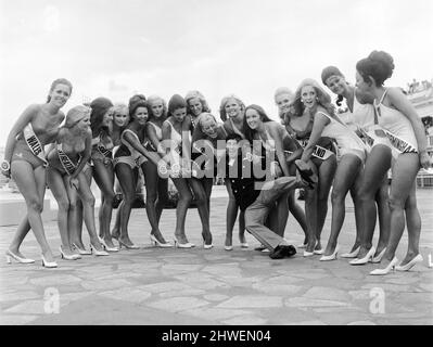 Miss Regno Unito concorso di bellezza a Blackpool. I concorrenti posano per le telecamere sul lungomare di Blackpool prima della competizione con il comico Norman Sapienza. Il vincitore è stato Yvonne Ormes di Cheshire di 21 anni (quarto da destra). 16th agosto 1970. Foto Stock