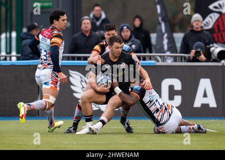 Alex Lewington #11 di Saracens è affrontato da Kini Murimurivalu #11 di Leicester Tigers Foto Stock