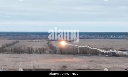 Le forze armate ucraine riferiscono di aver abbattito un elicottero dell'esercito russo con un missile antiaircfaft sul territorio ucraino durante l'invasione russa. Foto Stock