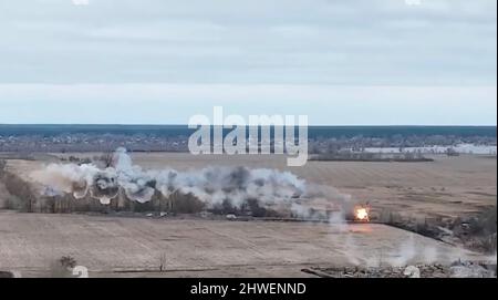 Le forze armate ucraine riferiscono di aver abbattito un elicottero dell'esercito russo con un missile antiaircfaft sul territorio ucraino durante l'invasione russa. Foto Stock