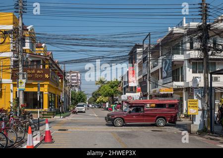 Tradizionale songthaew rosso a Chiang mai. Questa antica città è una popolare destinazione di viaggio nel nord della Thailandia. Foto Stock