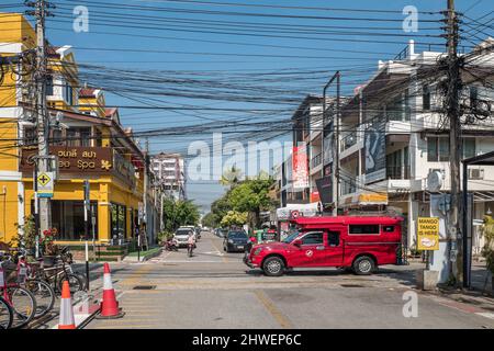 Tradizionale songthaew rosso a Chiang mai. Questa antica città è una popolare destinazione di viaggio nel nord della Thailandia. Foto Stock