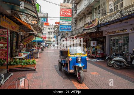 Scena urbana da Chinatown a Bangkok. Chinatown è una delle principali attrazioni turistiche di Bangkok, famosa per i suoi mercati e negozi d'oro. Foto Stock