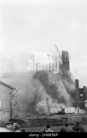Gli esperti esplosivi del 3rd Field Squadron of Royal Engineers demoliscono una torre di 130 piedi chiamata 'Big Lizzie' , parte di un magazzino devastato nella zona di Rriot Wrecked Falls Road di Belfast, Irlanda del Nord.23rd settembre 1969. Foto Stock