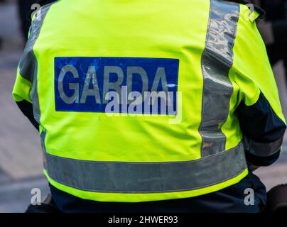 Iscrizione Garda su una giacca di polizia irlandese Foto Stock