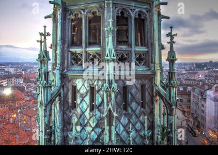 Vista al crepuscolo dalla torre nord della Cattedrale di St-Pierre a Ginevra (Geneve, Genf), Svizzera con uno splendido tramonto invernale e l'elaborato gotico Foto Stock