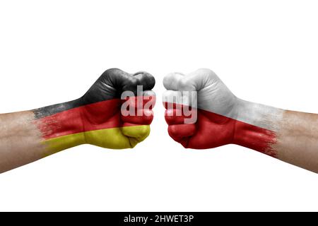 Due mani si pugno l'una all'altra su sfondo bianco. Bandiere di paese dipinte pugni, conflitto di crisi concetto tra germania e polonia Foto Stock