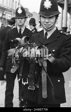 La polizia di Southend ha fermato tutti i possibili creatori di problemi, facendoli rimuovere bottoni, bretelle e cinture da raccogliere più tardi quella sera alla stazione locale. 30th marzo 1970. Foto Stock