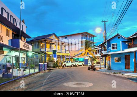 Affascinante architettura coloniale nella città di Bocas su Isla Colon, provincia di Bocas del Toro, Panama. Foto Stock