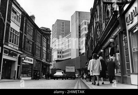 Gli alti e moderni edifici di Olympia House (la macchina fotografica più vicina, il centro dell'immagine) e il blocco degli uffici della Certist Tower, nani i vecchi edifici di Dock Street, Newport, rendendo questa immagine impressionante che mostra il vecchio e nuovo. Gwent, Galles. 29th gennaio 1969. Foto Stock