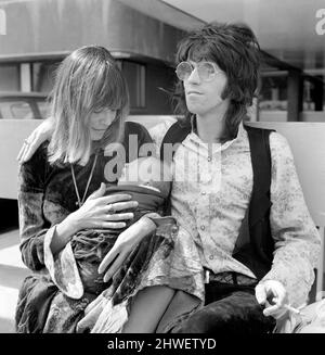 Keith Richard dei Rolling Stones al King's College Hospital il 18 agosto 1969 per raccogliere la sua fidanzata Anita Pallenberg e il loro figlio Marlon, nato domenica 10 agosto, pesando 71b 40Z. Foto Stock