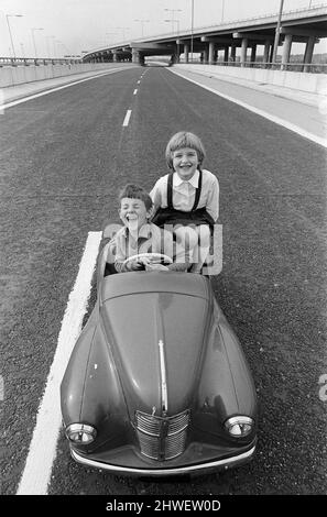 Rubare una marcia sul Ministro dei Trasporti - che aprirà nuovi M5 e M6 collegamenti a Ray Hall Junction, West Bromwich, personale, sono Richard (6) e Deborah (7) Turner, nella loro prova fuori della nuova autostrada vuota. 14th maggio 1970. Foto Stock