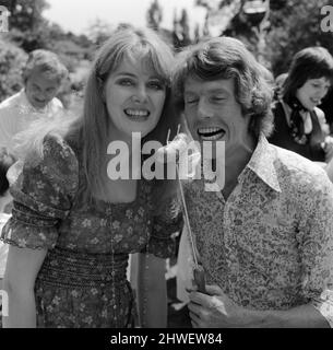 L'attore Michael Crawford tiene un barbecue nel giardino della sua casa a Wimbledon. Stelle e i loro figli vengono, è in aiuto della Wimbledon Park Nursery School. Nella foto, l'attrice Lynn Redgrave e Michael Crawford provano un banger caldo. Wimbledon, Londra. 12th luglio 1970. Foto Stock