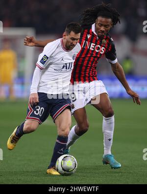 Nizza, Francia, 5th marzo 2022. Lionel messi di PSG è perseguito da Khefren Thuram di OGC Nice durante la partita Uber eats Ligue 1 allo Stadio Allianz Riviera di Nizza. Il credito d'immagine dovrebbe essere: Jonathan Moscrop / Sportimage Credit: Sportimage/Alamy Live News Foto Stock