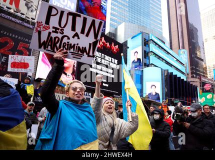 New York, Stati Uniti. 5th marzo 2022 -- New York City, New York, unisce gli stati: Dimostranti che protestano l'invasione russa dell'Ucraina in un raduno a Times Square di New York City questo pomeriggio. Credit: Adam Stoltman/Alamy Live News Foto Stock