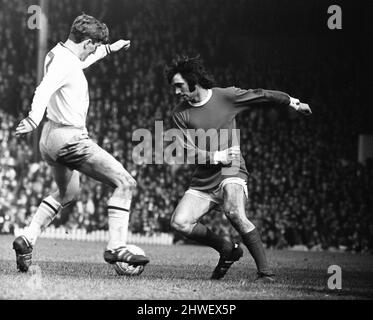 Manchester United 2-0 Burnley, Divisione uno partita a Old Trafford, sabato 19th aprile 1969. I nostri spettacoli di foto ... George Best in azione. Foto Stock