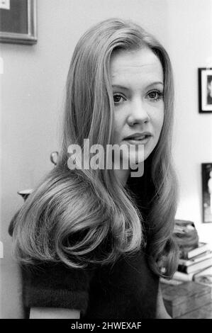 L'attrice Hayley Mills nella sua casa di Chelsea. Un ritratto di lei di Roy Boulting appende al muro. 6th febbraio 1970. Foto Stock