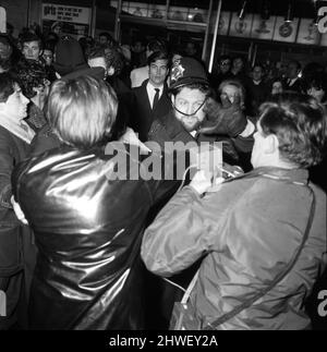 Le marce anti Rhodesia uniscono le forze. Mentre circa 2000 persone hanno lasciato Hyde Park Corner, dietro la bandiera della Black People's Alliance, altri 1000 hanno marciato dietro la bandiera anti-Rhodesiano - tutto in un'unica colonna. 12th gennaio 1969. Foto Stock