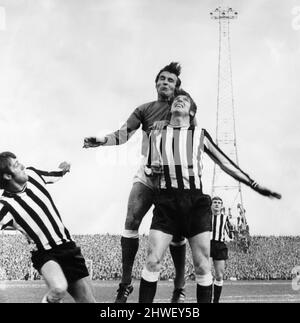 Newcastle United 2-0 Rangers, Inter-Cities Fairs Cup Semifinale, 2nd gambe, partita di calcio al St James Park, mercoledì 21st maggio 1969. Newcastle United vince 2-0 su aggregato. La nostra foto mostra ... Frank Clark, Newcastle Vice Capitano sulla sinistra. Foto Stock